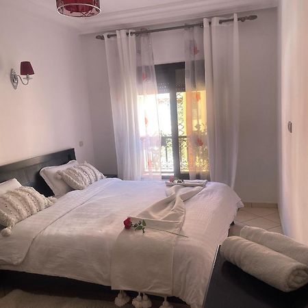 Magnifique Appartement Spacieux Confort Propre Familial 2 Chambres Salon Et Salle A Manger A 20Mn A Pied De Place Jemaa El Fina 4 Piscines Dans Espace De Golf A 12 Mn En Voitures L Entree Est Gratuit Pour La Clientele Ouvert Entre 10H Et 20H Marrákes Kültér fotó