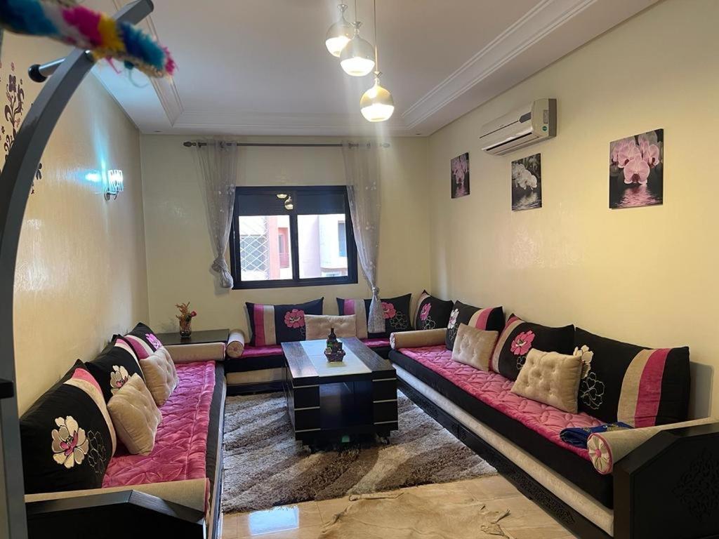 Magnifique Appartement Spacieux Confort Propre Familial 2 Chambres Salon Et Salle A Manger A 20Mn A Pied De Place Jemaa El Fina 4 Piscines Dans Espace De Golf A 12 Mn En Voitures L Entree Est Gratuit Pour La Clientele Ouvert Entre 10H Et 20H Marrákes Kültér fotó