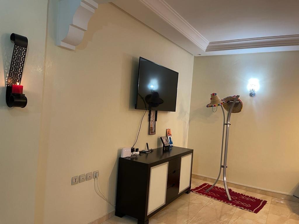 Magnifique Appartement Spacieux Confort Propre Familial 2 Chambres Salon Et Salle A Manger A 20Mn A Pied De Place Jemaa El Fina 4 Piscines Dans Espace De Golf A 12 Mn En Voitures L Entree Est Gratuit Pour La Clientele Ouvert Entre 10H Et 20H Marrákes Kültér fotó