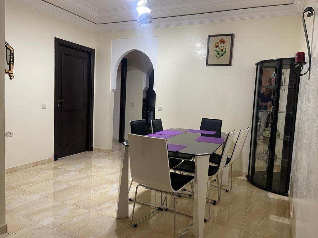 Magnifique Appartement Spacieux Confort Propre Familial 2 Chambres Salon Et Salle A Manger A 20Mn A Pied De Place Jemaa El Fina 4 Piscines Dans Espace De Golf A 12 Mn En Voitures L Entree Est Gratuit Pour La Clientele Ouvert Entre 10H Et 20H Marrákes Kültér fotó