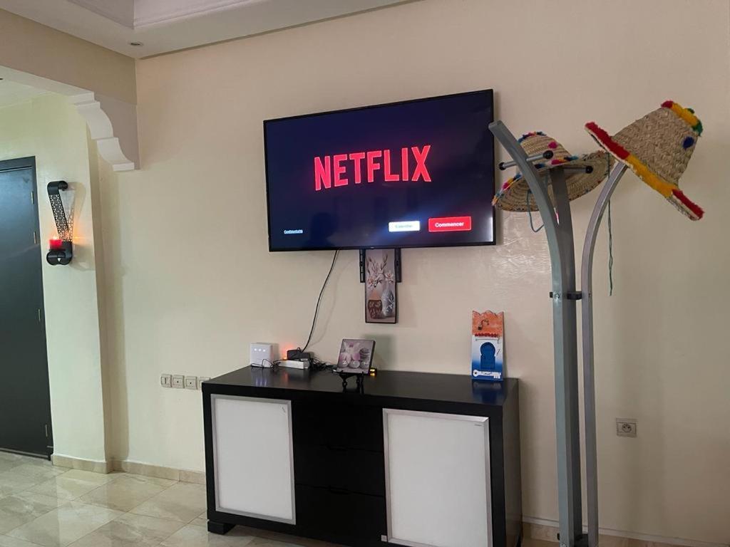Magnifique Appartement Spacieux Confort Propre Familial 2 Chambres Salon Et Salle A Manger A 20Mn A Pied De Place Jemaa El Fina 4 Piscines Dans Espace De Golf A 12 Mn En Voitures L Entree Est Gratuit Pour La Clientele Ouvert Entre 10H Et 20H Marrákes Kültér fotó