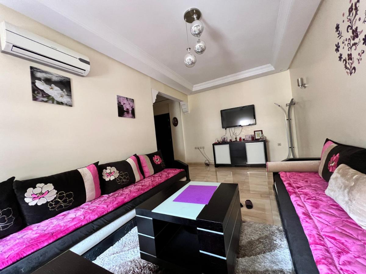 Magnifique Appartement Spacieux Confort Propre Familial 2 Chambres Salon Et Salle A Manger A 20Mn A Pied De Place Jemaa El Fina 4 Piscines Dans Espace De Golf A 12 Mn En Voitures L Entree Est Gratuit Pour La Clientele Ouvert Entre 10H Et 20H Marrákes Kültér fotó