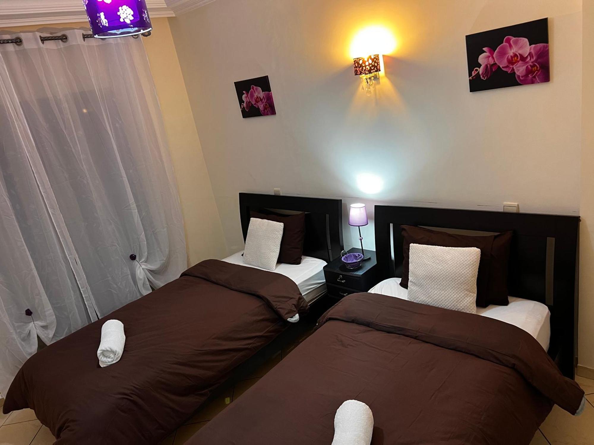 Magnifique Appartement Spacieux Confort Propre Familial 2 Chambres Salon Et Salle A Manger A 20Mn A Pied De Place Jemaa El Fina 4 Piscines Dans Espace De Golf A 12 Mn En Voitures L Entree Est Gratuit Pour La Clientele Ouvert Entre 10H Et 20H Marrákes Kültér fotó