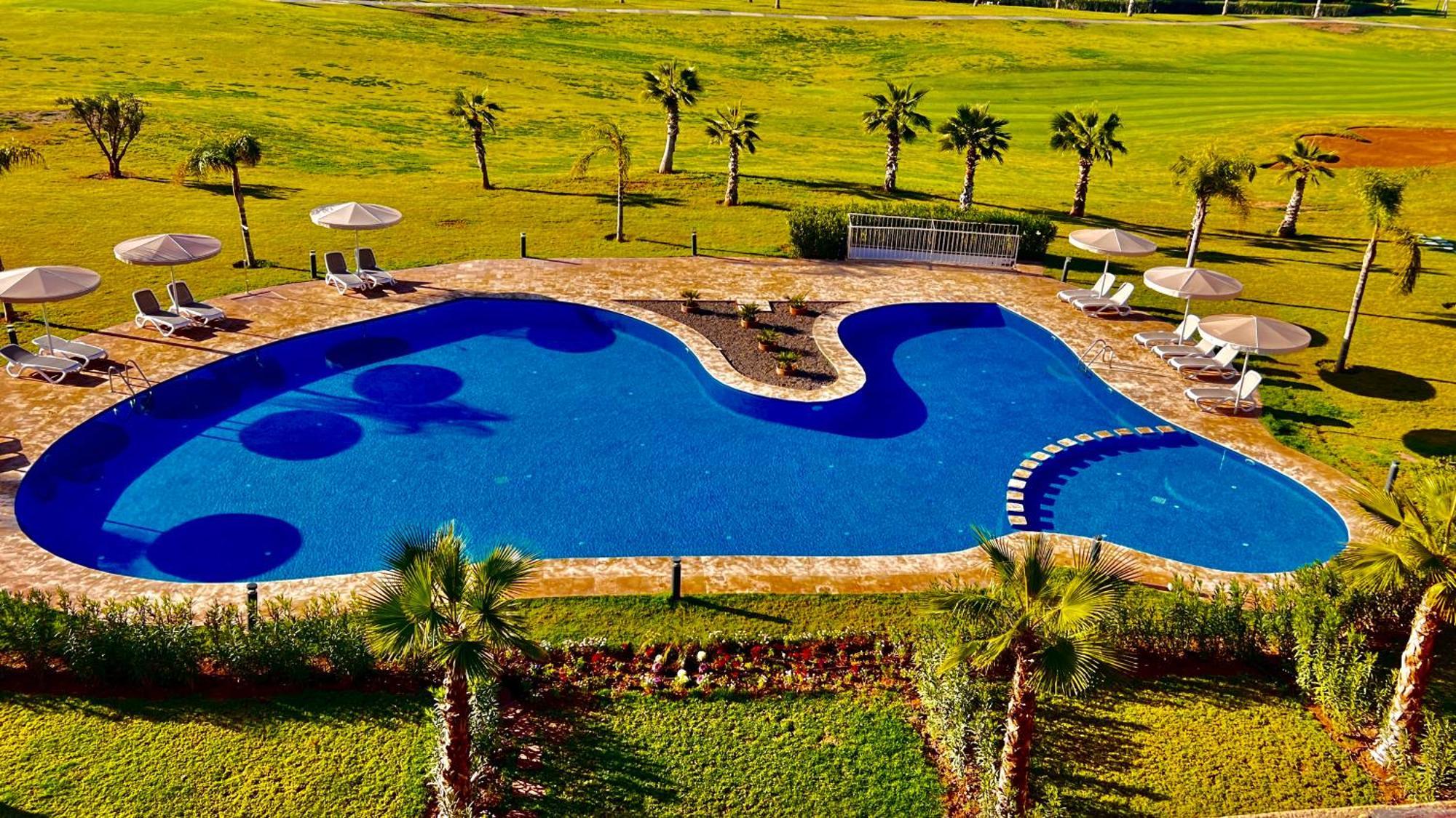 Magnifique Appartement Spacieux Confort Propre Familial 2 Chambres Salon Et Salle A Manger A 20Mn A Pied De Place Jemaa El Fina 4 Piscines Dans Espace De Golf A 12 Mn En Voitures L Entree Est Gratuit Pour La Clientele Ouvert Entre 10H Et 20H Marrákes Kültér fotó
