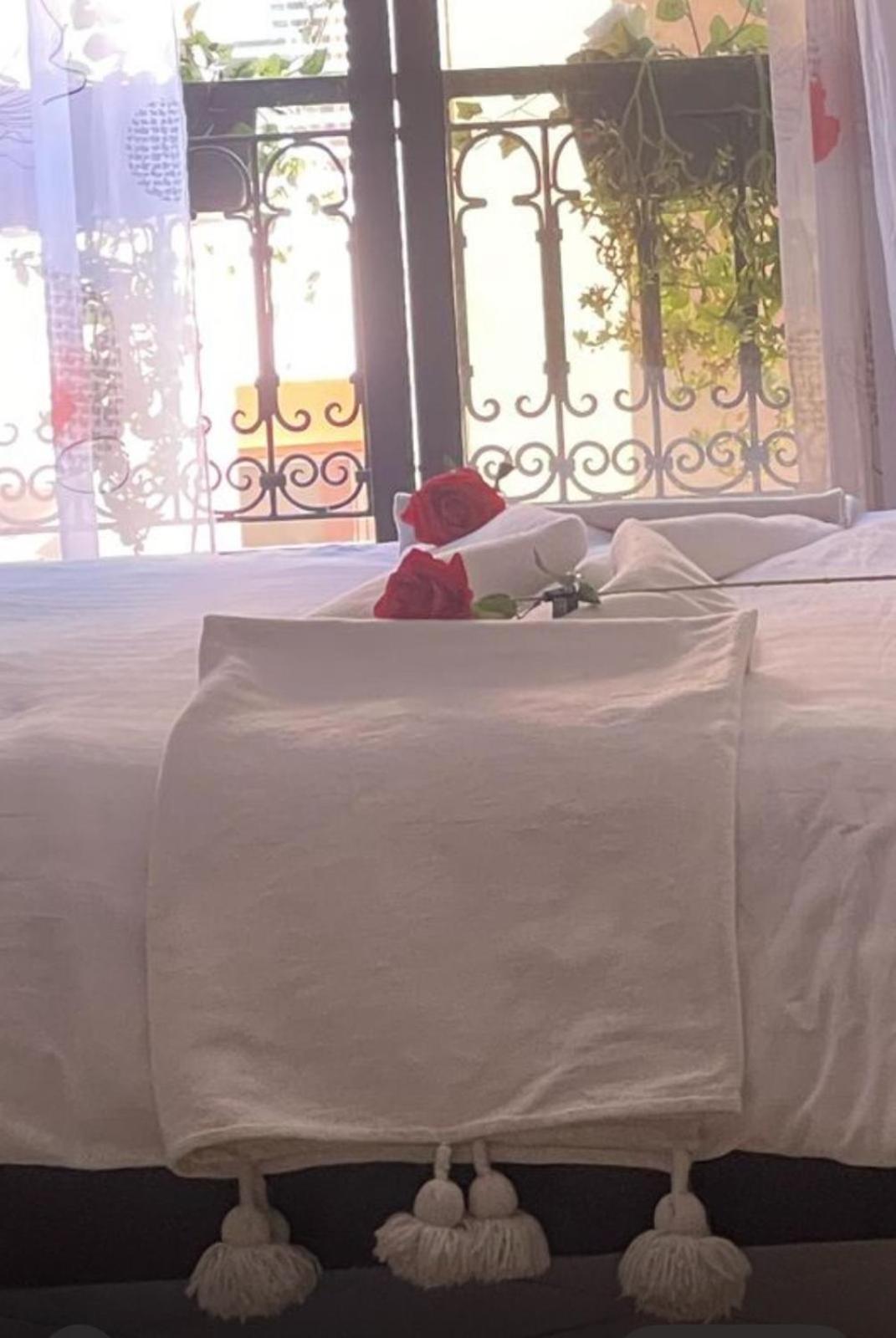 Magnifique Appartement Spacieux Confort Propre Familial 2 Chambres Salon Et Salle A Manger A 20Mn A Pied De Place Jemaa El Fina 4 Piscines Dans Espace De Golf A 12 Mn En Voitures L Entree Est Gratuit Pour La Clientele Ouvert Entre 10H Et 20H Marrákes Kültér fotó