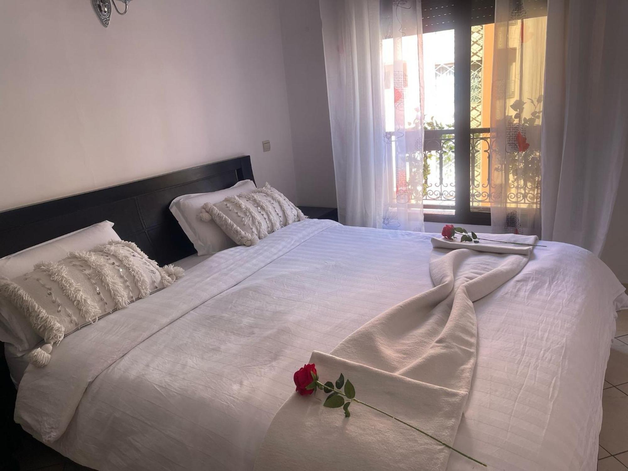 Magnifique Appartement Spacieux Confort Propre Familial 2 Chambres Salon Et Salle A Manger A 20Mn A Pied De Place Jemaa El Fina 4 Piscines Dans Espace De Golf A 12 Mn En Voitures L Entree Est Gratuit Pour La Clientele Ouvert Entre 10H Et 20H Marrákes Kültér fotó