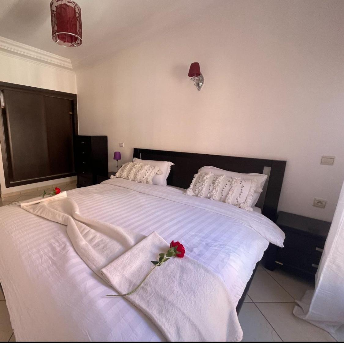 Magnifique Appartement Spacieux Confort Propre Familial 2 Chambres Salon Et Salle A Manger A 20Mn A Pied De Place Jemaa El Fina 4 Piscines Dans Espace De Golf A 12 Mn En Voitures L Entree Est Gratuit Pour La Clientele Ouvert Entre 10H Et 20H Marrákes Kültér fotó