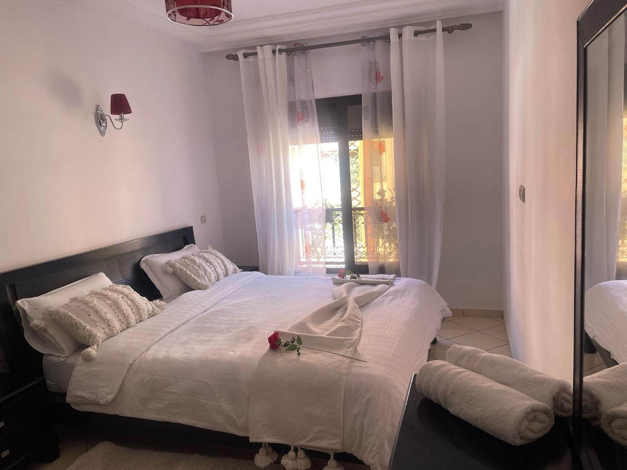 Magnifique Appartement Spacieux Confort Propre Familial 2 Chambres Salon Et Salle A Manger A 20Mn A Pied De Place Jemaa El Fina 4 Piscines Dans Espace De Golf A 12 Mn En Voitures L Entree Est Gratuit Pour La Clientele Ouvert Entre 10H Et 20H Marrákes Kültér fotó